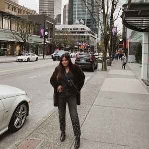 Meet your Posher, Vee